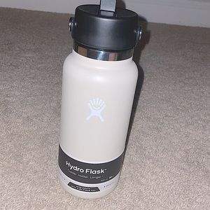 32oz OAT colored hydroflask with graphic indent: love soccer